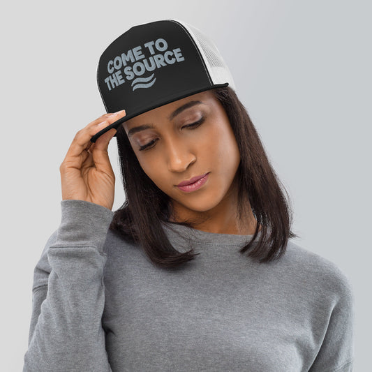 Kvinne med Come to the Source trucker caps – svart front og hvit netting