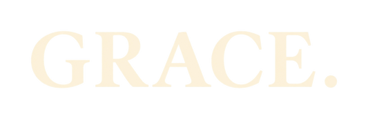 Designet på GRACE.-capsen: ordet GRACE. i kremhvite bokstaver