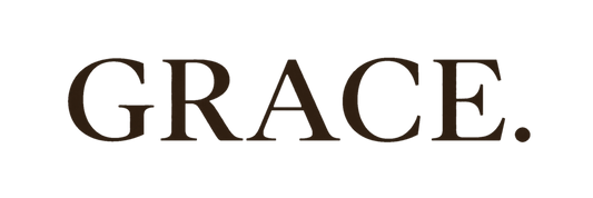 Brystmotivet på Grace upon Grace-t-skjorten: ordet GRACE.