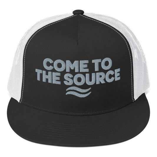 Trucker caps med svart front, hvit nettingbakside og teksten COME TO THE SOURCE med bølgelinjer foran
