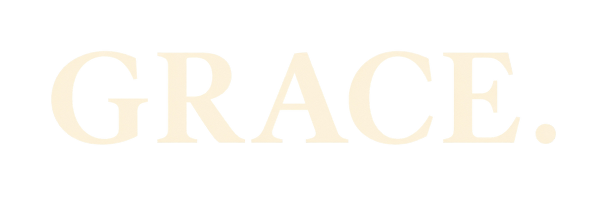 Designet på GRACE.-capsen: ordet GRACE. i kremhvite bokstaver