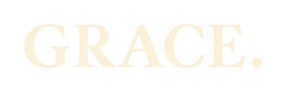 Designet på GRACE.-capsen: ordet GRACE. i kremhvite bokstaver