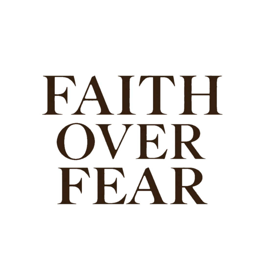 Designet på Faith Over Fear-capsen: FAITH OVER FEAR i brune bokstaver over tre linjer
