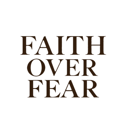 Designet på Faith Over Fear-capsen: FAITH OVER FEAR i brune bokstaver over tre linjer
