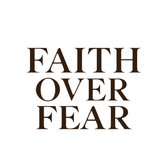 Designet på Faith Over Fear-capsen: FAITH OVER FEAR i brune bokstaver over tre linjer