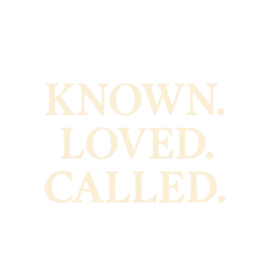 Designet KNOWN. LOVED. CALLED. i kremhvite bokstaver over tre linjer