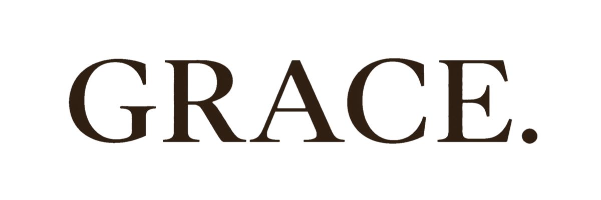 Brystmotivet på Grace upon Grace-t-skjorten: ordet GRACE.