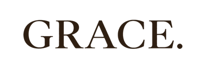 Brystmotivet på Grace upon Grace-t-skjorten: ordet GRACE.