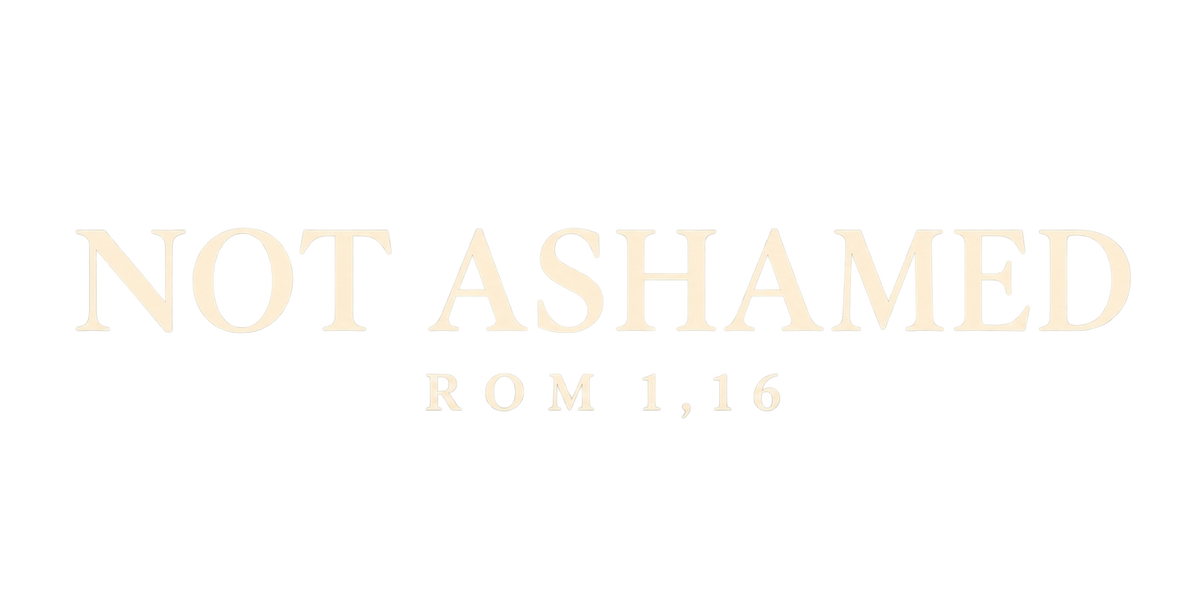 Designet NOT ASHAMED og ROM 1,16 i kremhvite bokstaver