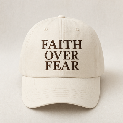 Kremhvit caps med teksten FAITH OVER FEAR i brune bokstaver over tre linjer