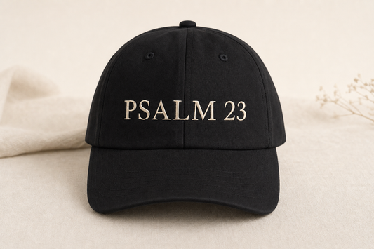 Svart caps med teksten PSALM 23 i kremhvite bokstaver foran