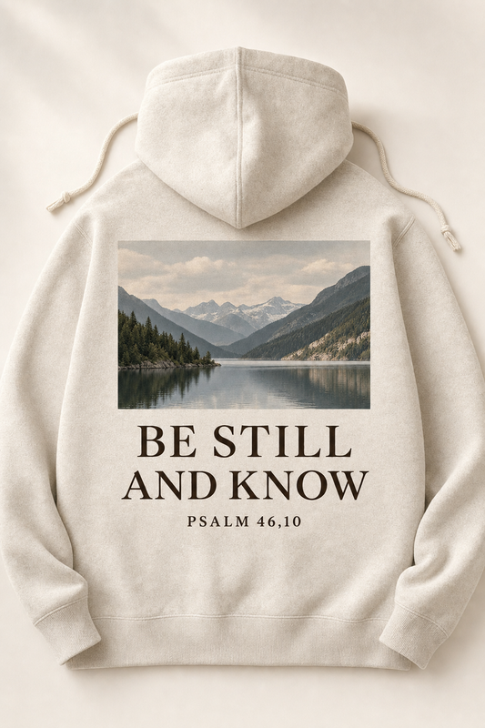 Hettegenser i oatmeal sett bakfra med fotomotiv av fjell og fjellvann over teksten BE STILL AND KNOW, PSALM 46,10